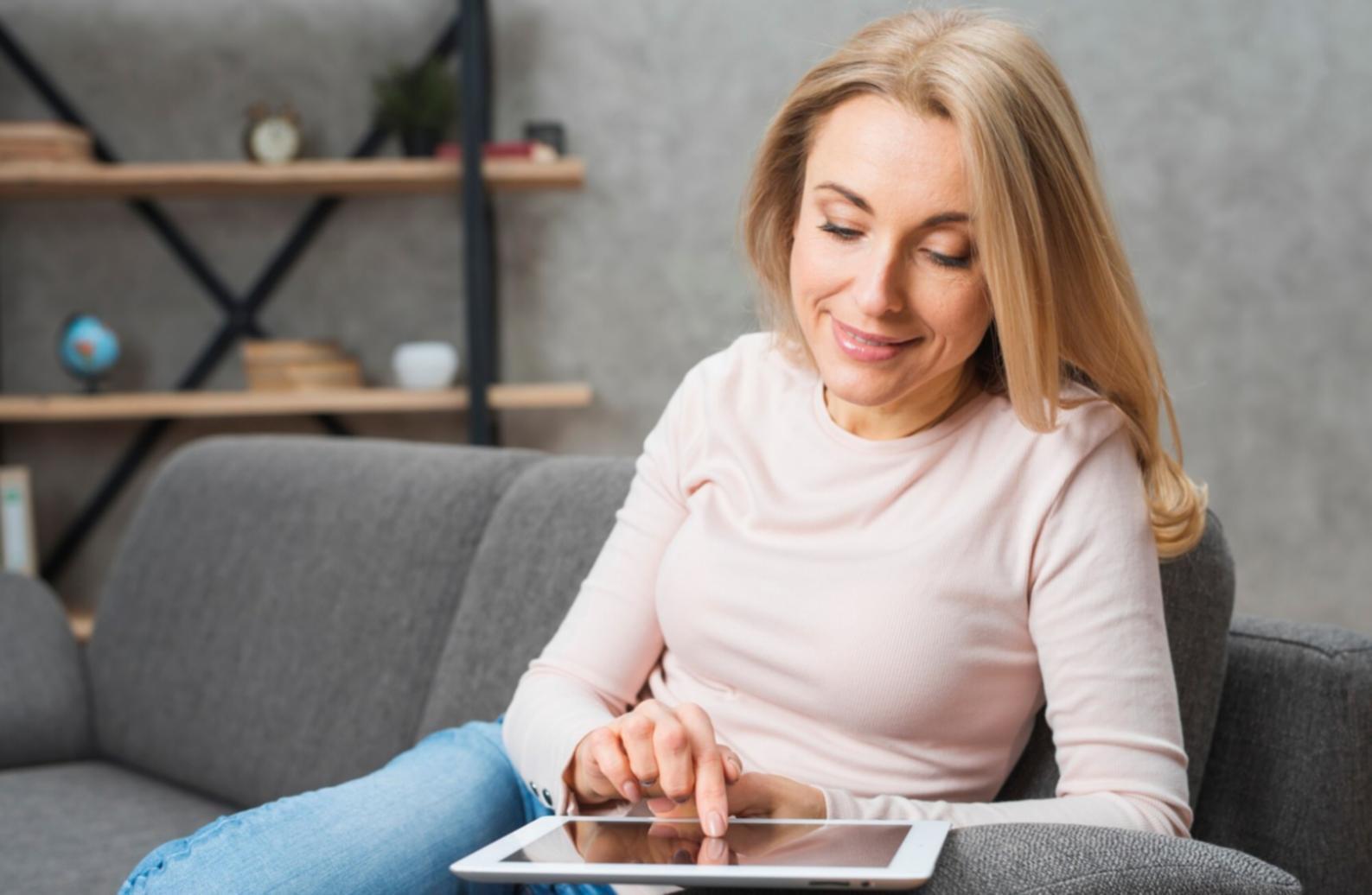 Profissional analisando dados financeiros